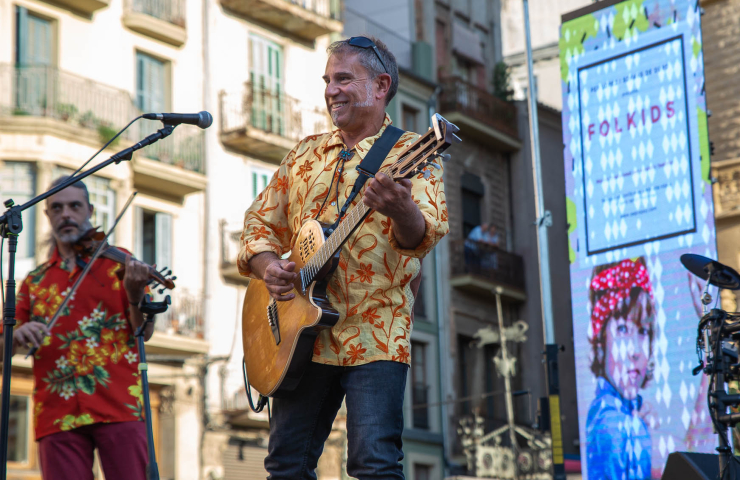 Dos hombres tocan instrumentos sobre un escenario