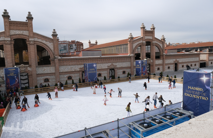 Pista de patinaje con varias personas patinando en Matadero Madrid