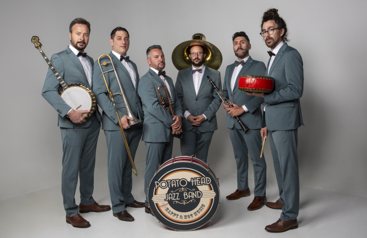 Grupo de seis hombres que forman parte de una banda musical