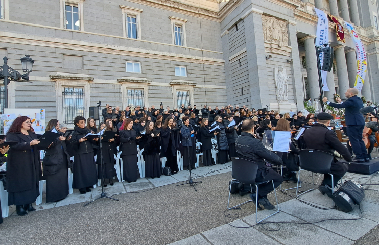 foto de grupo coral en la calle cantando, todo vestidos de negro