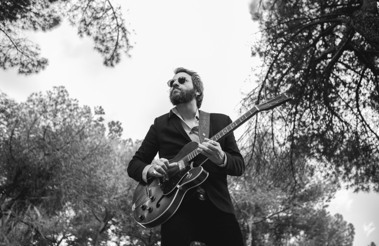 foto en blanco y negro hombre con guitarra