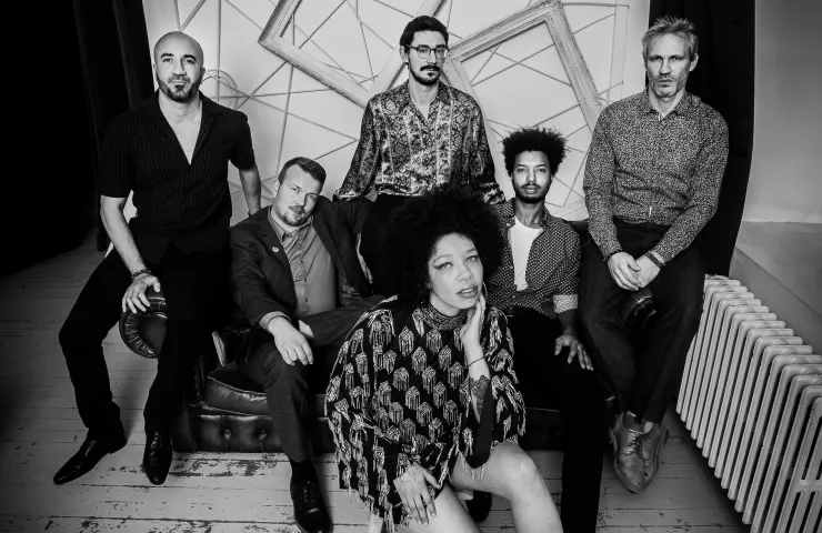 Foto en blanco y negro de un grupo de 6 personas.