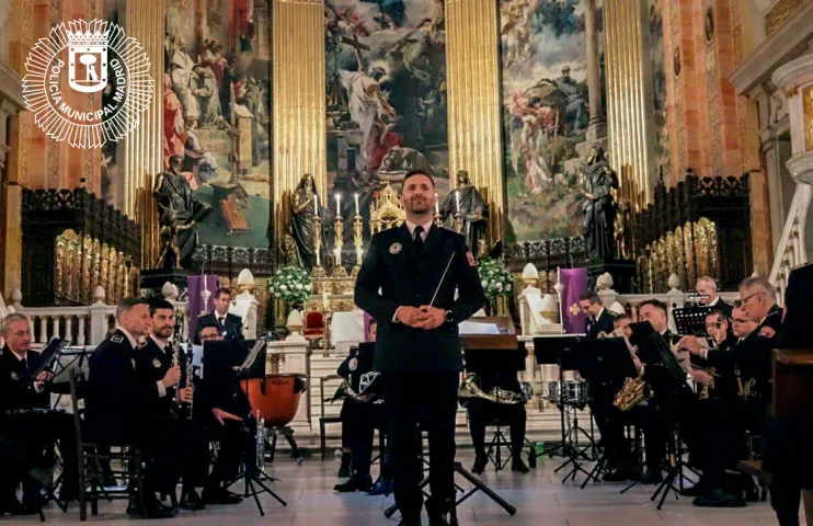 Banda de la Policía Municipal tocando dentro de una iglesia