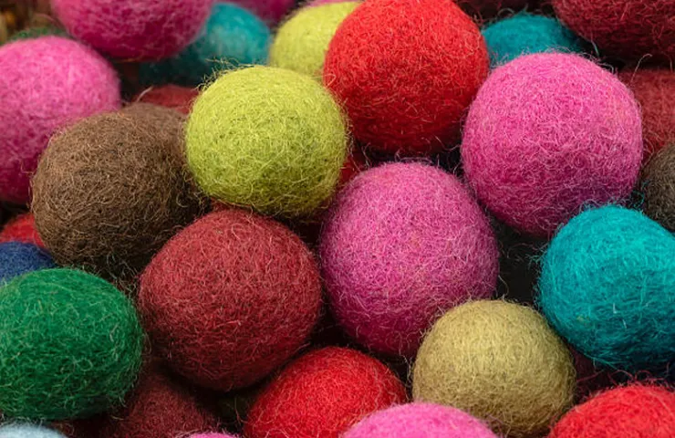bolas de fieltro de colores amontonadas