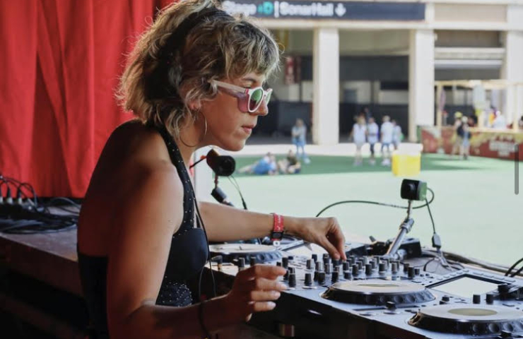 Mujer con gafas de sol pinchando música