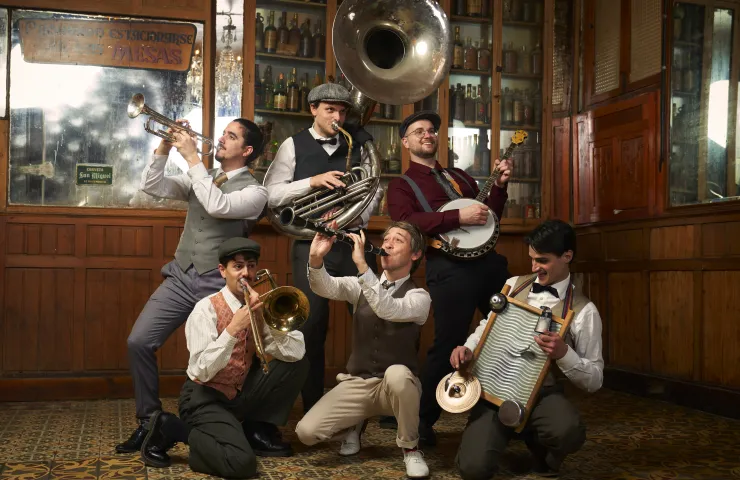 foto de la banda con instrumentos musicales