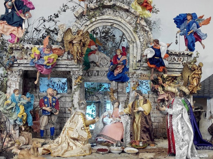 Belén del Monasterio de las Descalzas Reales, escena del belén figuras policromadas, la virgen, el niño, San José, ángeles colgados sobre ellos