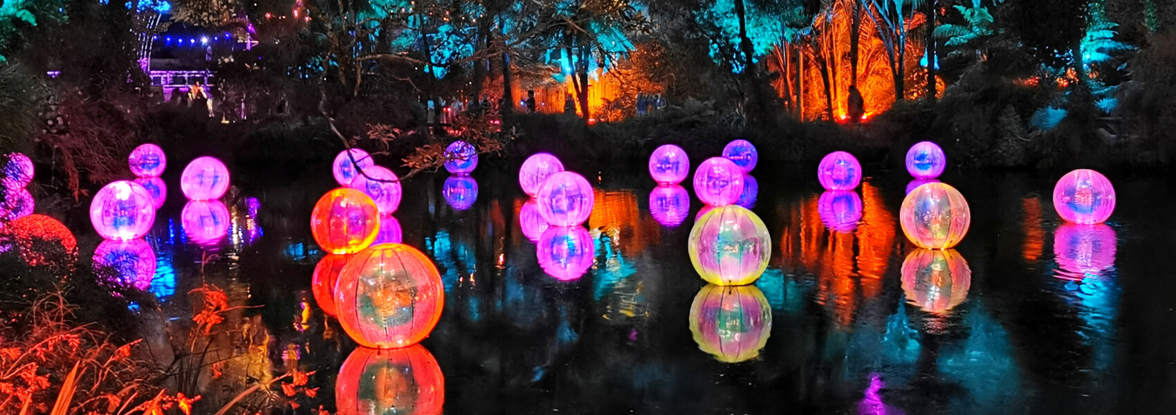 bolas hinchables con luces de colores en el interior flotando en el agua