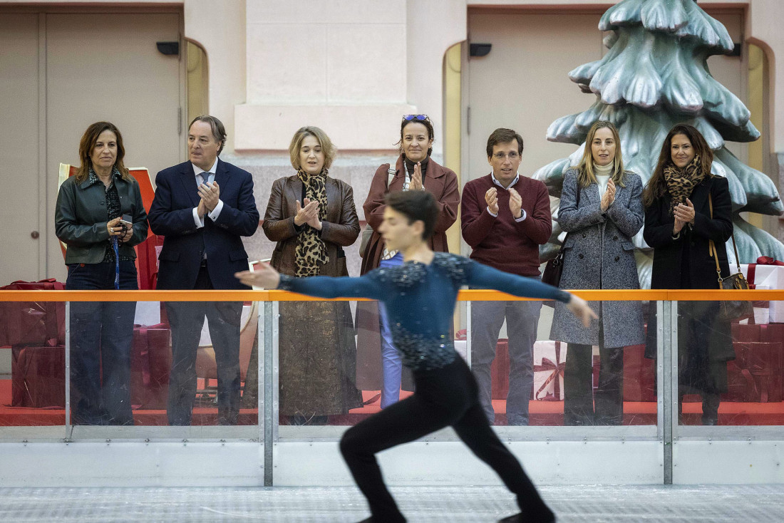 Inauguración pista de hielo del Palacio de Cibeles